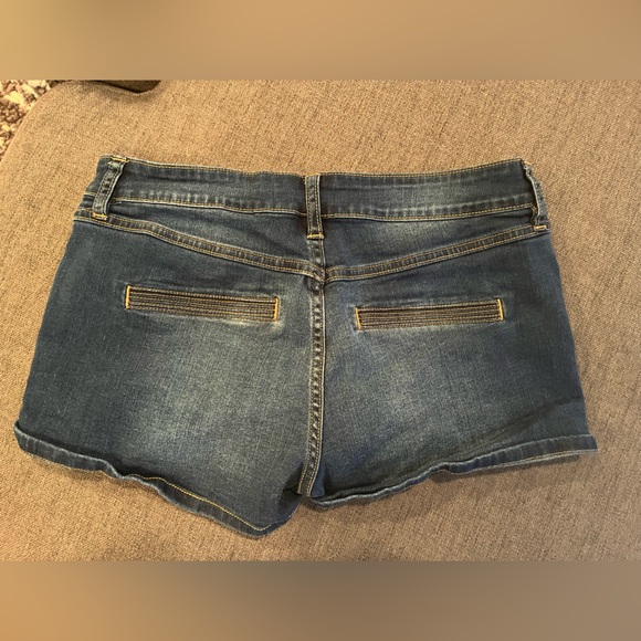 GUESS size 27 Shorts w/ Tie Front LIKE NEW - Picture 6 of 6